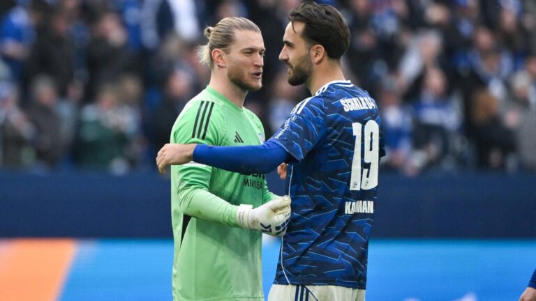 Olaf Thon blickt im Stadion des FC Schalke 04 nach dem gesicherten Bundesliga-Aufstieg auf das Spielfeld