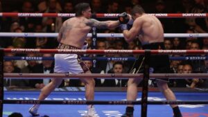 Oleksandr Usyk und Rico Verhoeven stehen sich im Boxring gegenüber, während der Ringrichter den Kampf abbricht