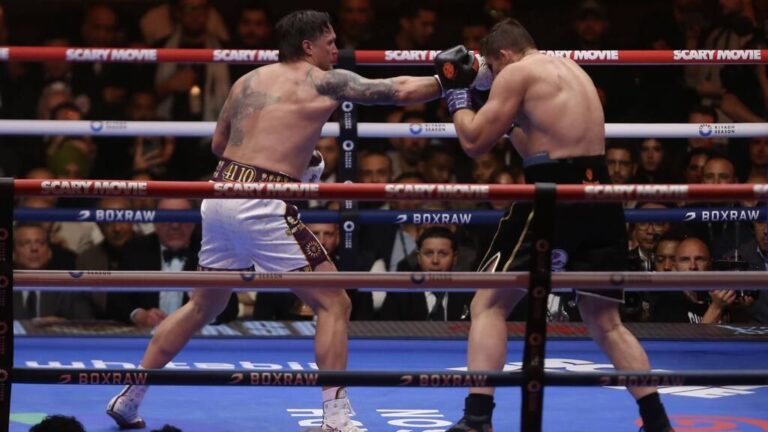 Oleksandr Usyk und Rico Verhoeven stehen sich im Boxring gegenüber, während der Ringrichter den Kampf abbricht
