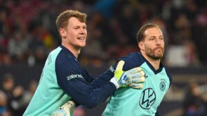Die deutschen Torhüter Oliver Baumann und Alexander Nübel stehen sich auf dem Spielfeld gegenüber