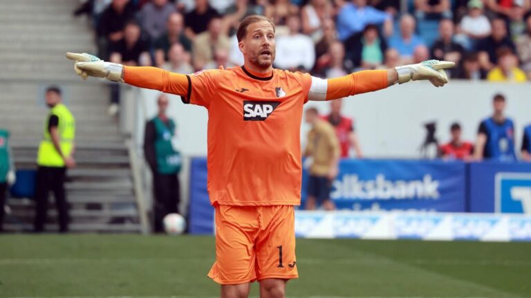 Oliver Baumann im Torwarttrikot der deutschen Nationalmannschaft mit fokussiertem Blick
