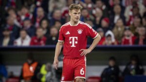 Oliver Kahn blickt kritisch von der Tribüne bei einem Spiel des FC Bayern München in der Champions League