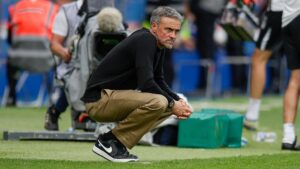 PSG-Trainer Luis Enrique gestikuliert motiviert am Spielfeldrand während eines Champions-League-Spiels