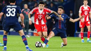 Der verletzte PSG-Verteidiger Achraf Hakimi sitzt enttäuscht auf dem Rasen