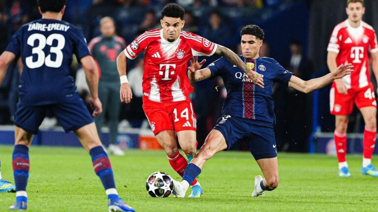 Der verletzte PSG-Verteidiger Achraf Hakimi sitzt enttäuscht auf dem Rasen
