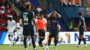 Enttäuschte Spieler von Paris Saint-Germain nach dem Remis gegen den FC Lorient