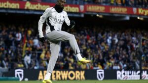 Ousmane Dembele im Trikot von Paris Saint-Germain fasst sich mit schmerzverzerrtem Gesicht an die rechte Wade