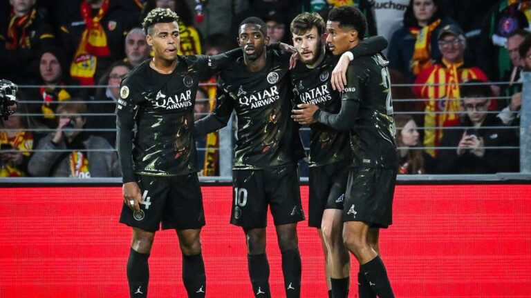 Jubelnde Spieler von Paris Saint-Germain nach dem Gewinn der französischen Meisterschaft in Lens
