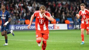 Harry Kane im Trikot des FC Bayern München blickt konzentriert über das Spielfeld