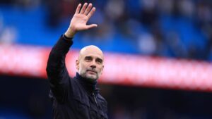 Pep Guardiola winkt den Fans von Manchester City emotional zum Abschied zu