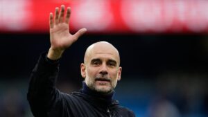 Pep Guardiola winkt den Fans von Manchester City im Stadion zum Abschied zu