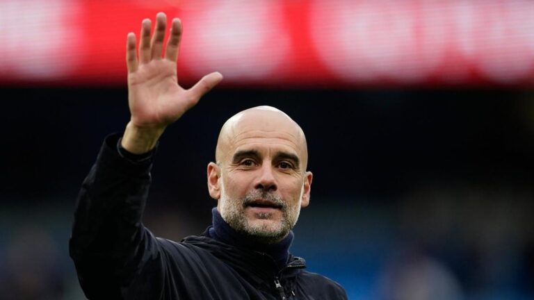 Pep Guardiola winkt den Fans von Manchester City im Stadion zum Abschied zu