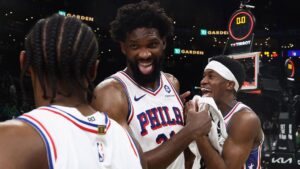 Joel Embiid und Tyrese Maxey von den Philadelphia 76ers jubeln auf dem Spielfeld nach dem Sieg gegen die Boston Celtics.
