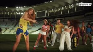 Popstar Shakira singt leidenschaftlich in ein Mikrofon bei einem Live-Auftritt