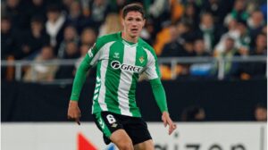 Ein Spieler von RB Leipzig am Ball auf dem Rasen, passend zur neuen Transfer-Strategie