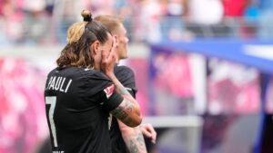 Zweikampf zwischen Spielern von RB Leipzig und dem FC St. Pauli