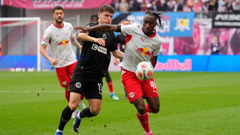 Zweikampf zwischen Spielern von RB Leipzig und dem FC St. Pauli während eines Bundesliga-Spiels