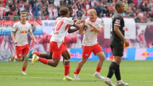 Jubelnde Spieler von RB Leipzig nach dem Sieg gegen den FC St. Pauli in der Bundesliga