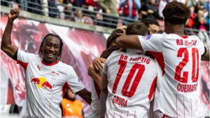 Spieler von RB Leipzig feiern gemeinsam auf dem Spielfeld einen Erfolg