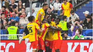 Jubelnde Spieler des RC Lens mit dem Pokal des Coupe de France nach dem Finalsieg gegen OGC Nizza