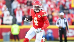 Rashee Rice im Trikot der Kansas City Chiefs auf dem Spielfeld