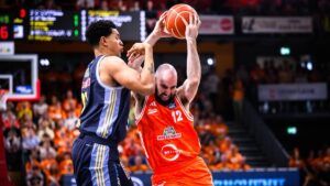 Basketballspieler von Rasta Vechta und Alba Berlin kämpfen in den BBL-Playoffs hart um den Ball unter dem Korb