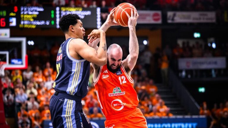 Basketballspieler von Rasta Vechta und Alba Berlin kämpfen in den BBL-Playoffs hart um den Ball unter dem Korb