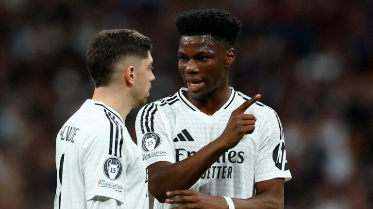 Federico Valverde und Aurélien Tchouaméni im Trikot von Real Madrid auf dem Spielfeld