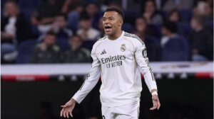 Kylian Mbappé im Trikot von Real Madrid schaut frustriert auf den Rasen