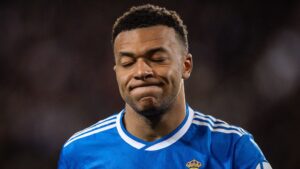 Kylian Mbappé im Trikot von Real Madrid blickt nachdenklich auf das Spielfeld