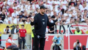 Trainer Sebastian Hoeneß vom VfB Stuttgart gestikuliert fokussiert am Spielfeldrand