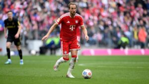 Harry Kane im Trikot des FC Bayern München blickt konzentriert auf das Spielfeld