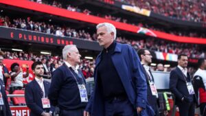Trainer José Mourinho blickt nachdenklich am Spielfeldrand