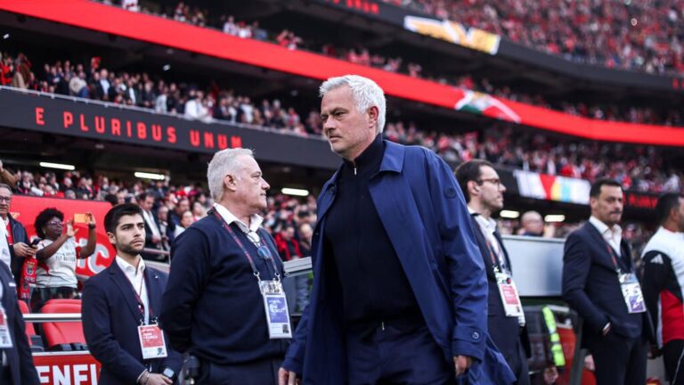 Trainer José Mourinho blickt nachdenklich am Spielfeldrand