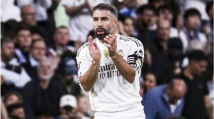 Daniel Carvajal im Trikot von Real Madrid winkt den Fans im Stadion zum Abschied zu