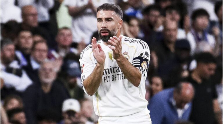Daniel Carvajal im Trikot von Real Madrid winkt den Fans im Stadion zum Abschied zu