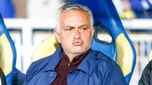 José Mourinho steht gestikulierend im Anzug an der Seitenlinie