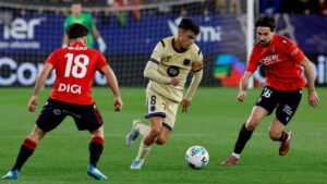 Robert Lewandowski vom FC Barcelona jubelt über sein spätes Kopfballtor beim Auswärtsspiel gegen CA Osasuna.