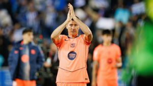 Robert Lewandowski im Trikot des FC Barcelona winkt den Fans zu