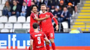 Jubelnde Spieler von Rot-Weiss Essen um Torschütze Ben Hüning nach dem Last-Minute-Sieg in Ulm