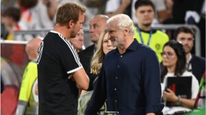 DFB-Sportdirektor Rudi Völler und Bundestrainer Julian Nagelsmann im Gespräch am Rande eines Länderspiels