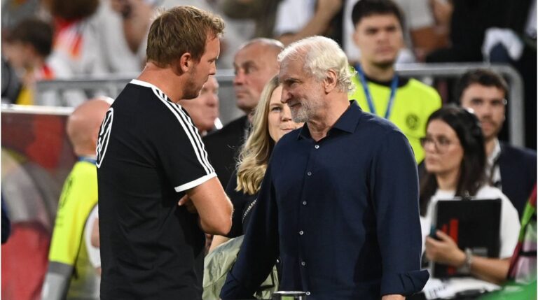 DFB-Sportdirektor Rudi Völler und Bundestrainer Julian Nagelsmann im Gespräch am Rande eines Länderspiels
