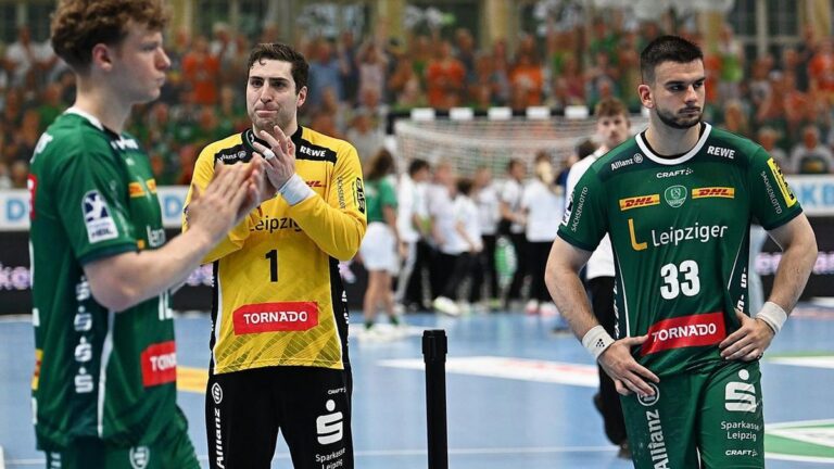 Enttäuschter Handballer des SC DHfK Leipzig nach der Niederlage gegen MT Melsungen