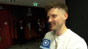 Lukas Kübler vom SC Freiburg jubelt emotional nach seinem Doppelpack beim historischen Finaleinzug.