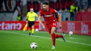 Spieler des SC Freiburg jubeln auf dem Platz vor dem Europa-League-Finale gegen Aston Villa in Istanbul.