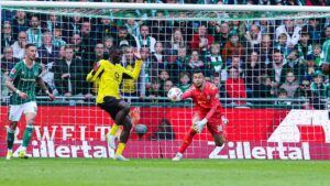 Torhüter Mio Backhaus im Trikot von Werder Bremen fokussiert auf dem Spielfeld