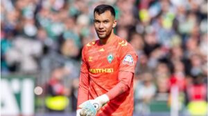 Torhüter Mio Backhaus blickt fokussiert während eines Bundesliga-Spiels auf den Platz.