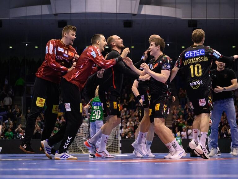 Spieler des SC Magdeburg jubeln nach einem Torerfolg in der Handball-Bundesliga