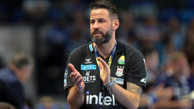Handballspieler des SC Magdeburg jubeln gemeinsam auf dem Spielfeld