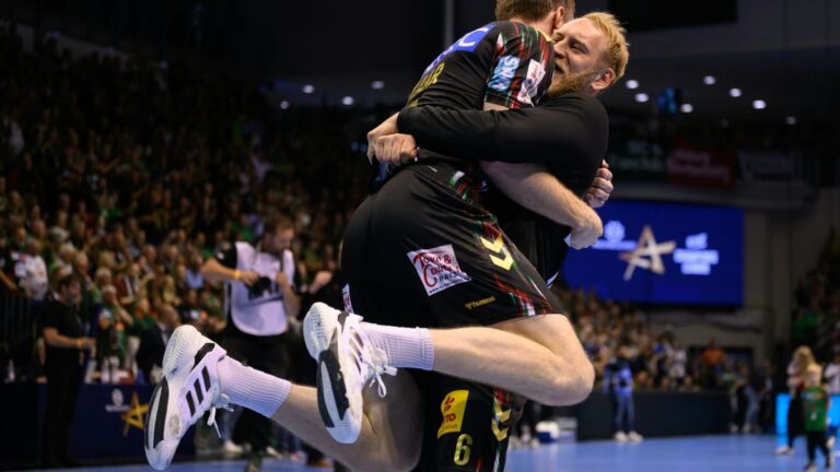 Jubelnde Handballer des SC Magdeburg nach dem Einzug ins Final Four der Champions League